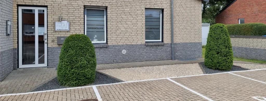 Praxiseingang Zahnärztin Mona Marconi